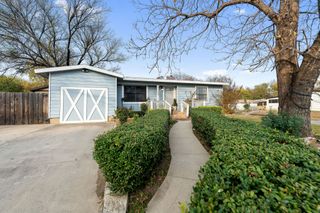 1202 W Strong Parkway, Grand Prairie, TX 75050
