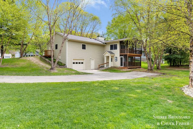 2959 Bird Avenue NE, Grand Rapids, MI 49525