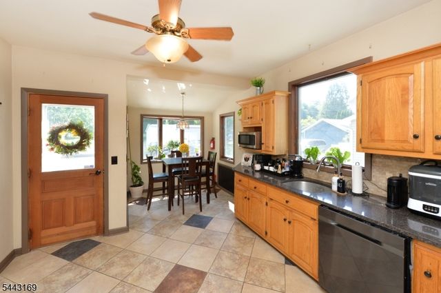 71 Ringwood Ave, Pompton Lakes Boro, NJ 07442