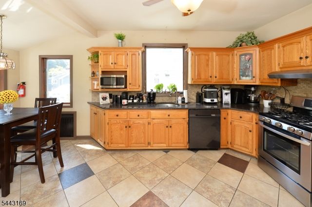 71 Ringwood Ave, Pompton Lakes Boro, NJ 07442