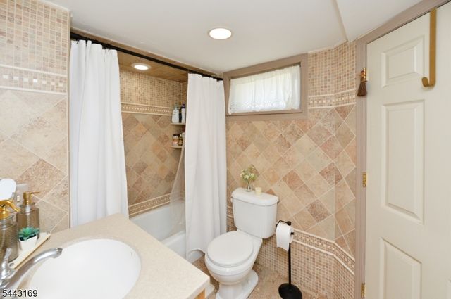 71 Ringwood Ave, Pompton Lakes Boro, NJ 07442