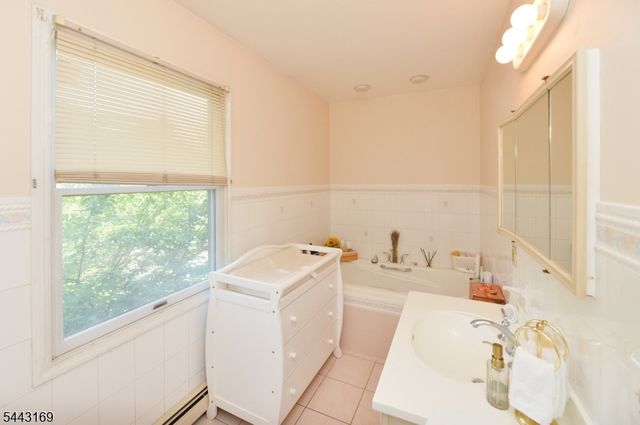 71 Ringwood Ave, Pompton Lakes Boro, NJ 07442