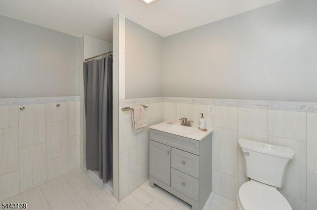 71 Ringwood Ave, Pompton Lakes Boro, NJ 07442