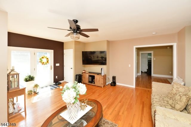 71 Ringwood Ave, Pompton Lakes Boro, NJ 07442