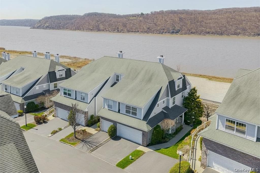 114 Hudson Pointe Drive, Poughkeepsie, NY 12601