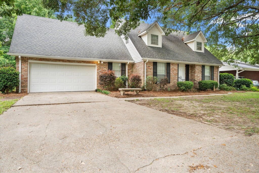 331 Emerson Dr., Hattiesburg, MS 39401
