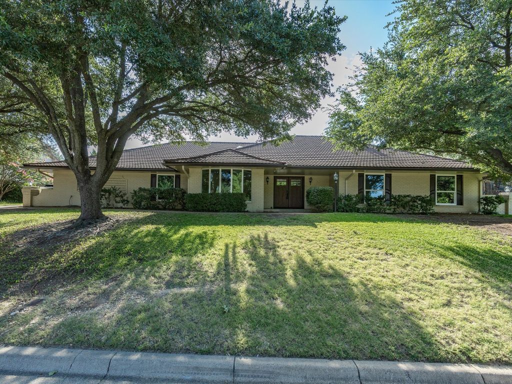 3717 Myrtle Springs Road, Benbrook, TX 76116