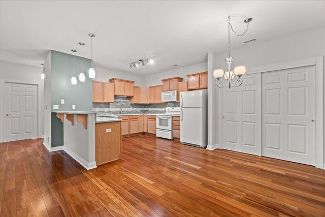 8610 Roxbury WAY, Oak Creek, WI 53154