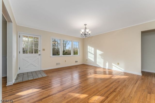 14 Fawn Dr, Clinton Twp., NJ 08833