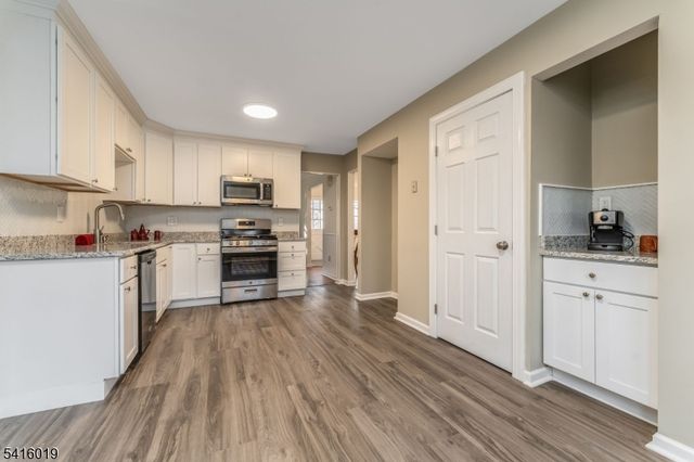 14 Fawn Dr, Clinton Twp., NJ 08833