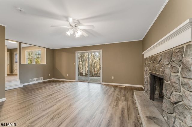 14 Fawn Dr, Clinton Twp., NJ 08833