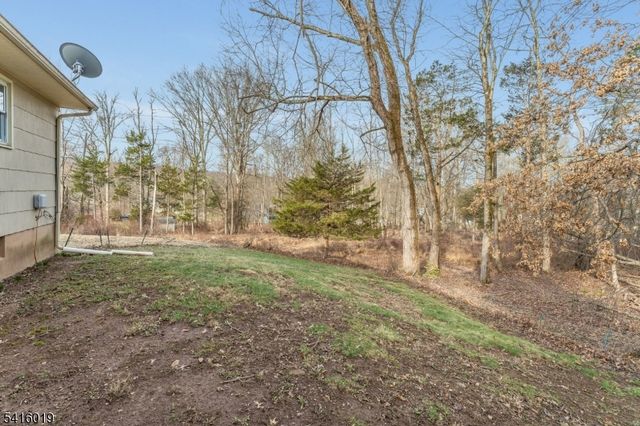 14 Fawn Dr, Clinton Twp., NJ 08833