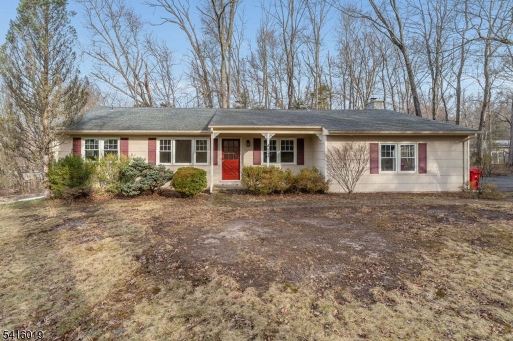 14 Fawn Dr, Clinton Twp., NJ 08833