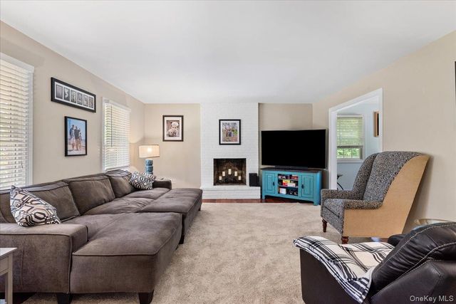 15 Oak Lane, Hampton Bays, NY 11946