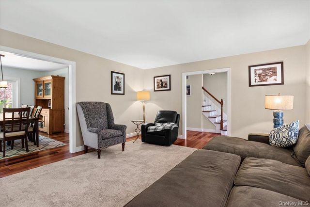 15 Oak Lane, Hampton Bays, NY 11946