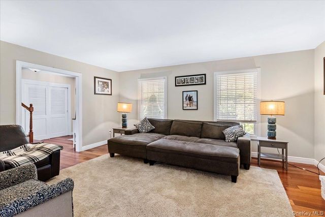 15 Oak Lane, Hampton Bays, NY 11946