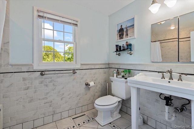 15 Oak Lane, Hampton Bays, NY 11946