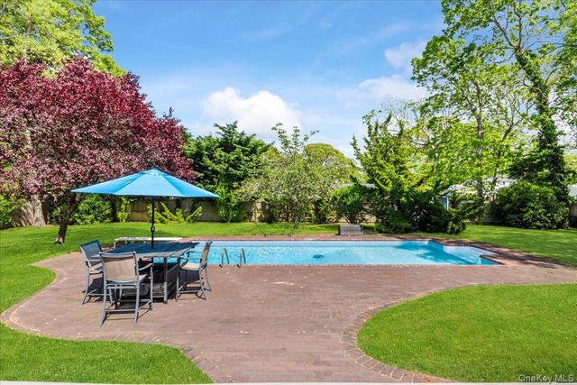 15 Oak Lane, Hampton Bays, NY 11946