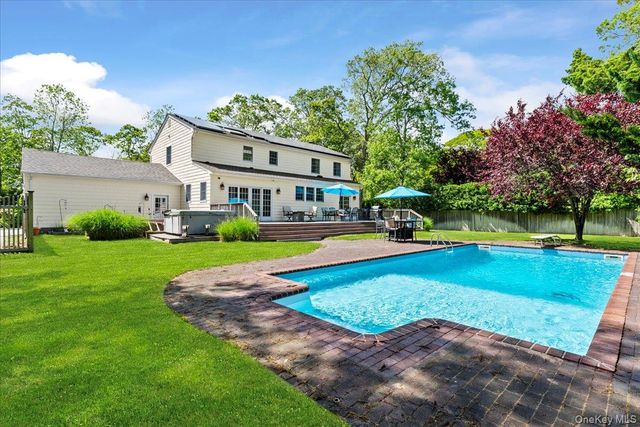 15 Oak Lane, Hampton Bays, NY 11946