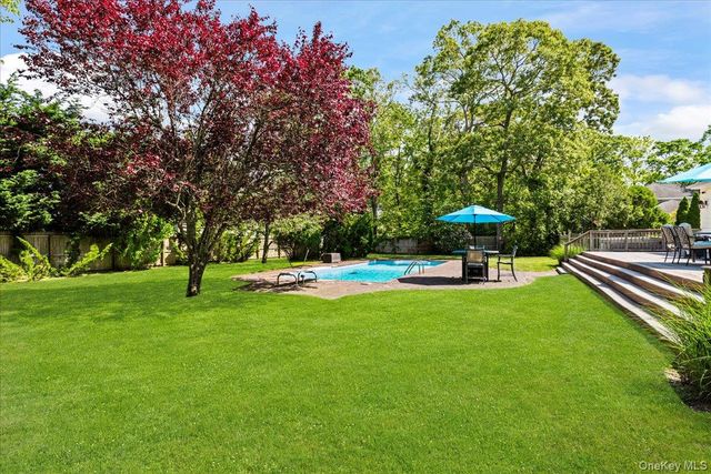 15 Oak Lane, Hampton Bays, NY 11946