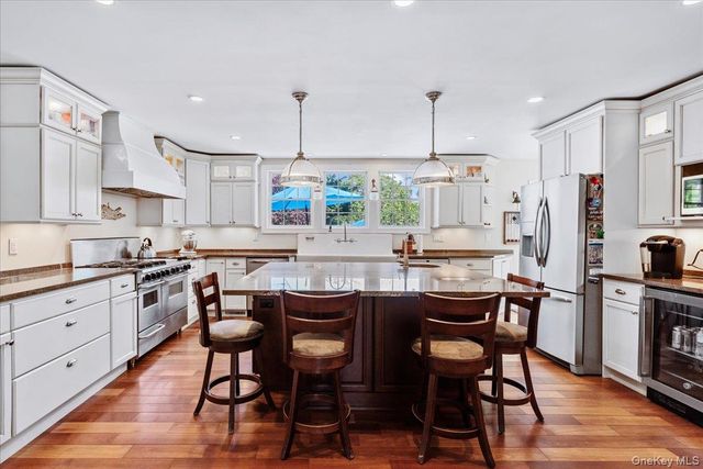 15 Oak Lane, Hampton Bays, NY 11946