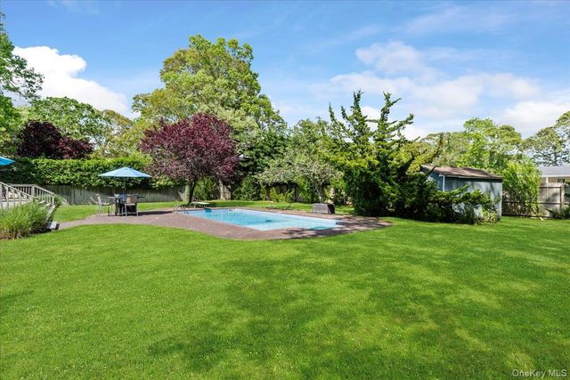 15 Oak Lane, Hampton Bays, NY 11946