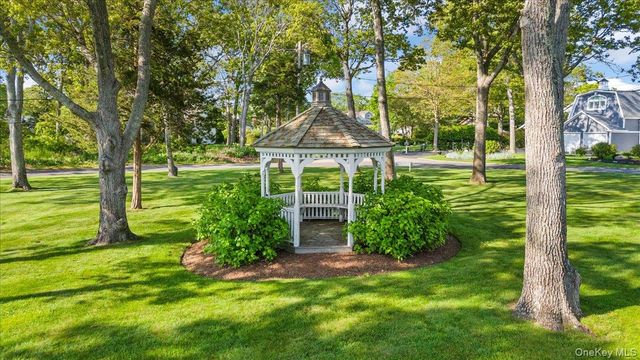 15 Oak Lane, Hampton Bays, NY 11946