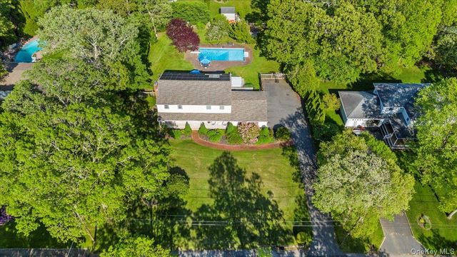 15 Oak Lane, Hampton Bays, NY 11946