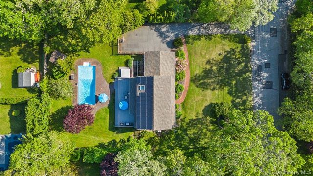 15 Oak Lane, Hampton Bays, NY 11946
