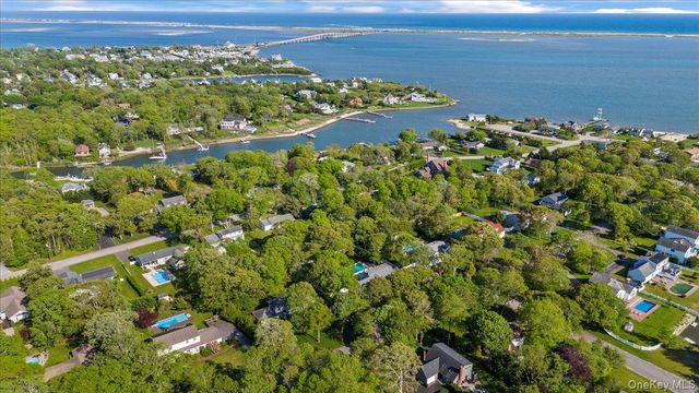 15 Oak Lane, Hampton Bays, NY 11946
