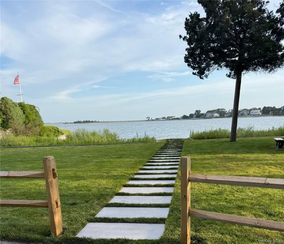 15 Oak Lane, Hampton Bays, NY 11946