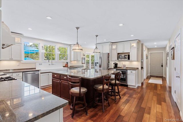 15 Oak Lane, Hampton Bays, NY 11946