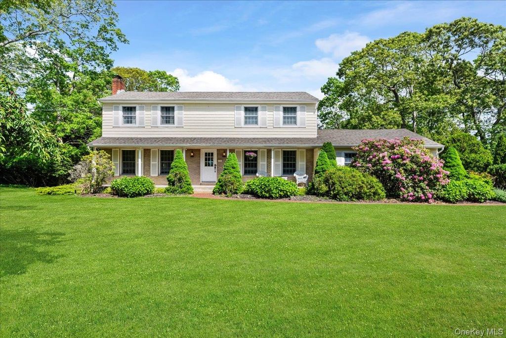 15 Oak Lane, Hampton Bays, NY 11946