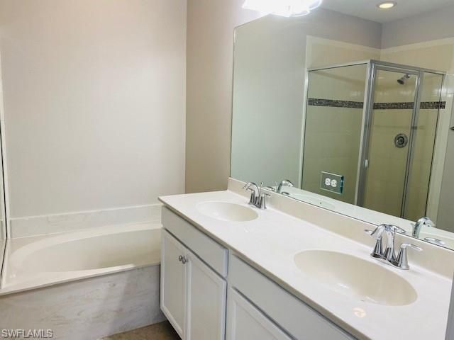 7944 BRISTOL CIR, Naples, FL 34120