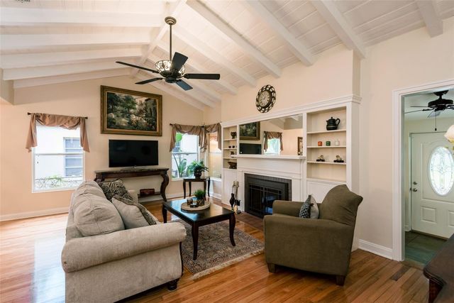 135 17TH AVENUE N, St Petersburg, FL 33704