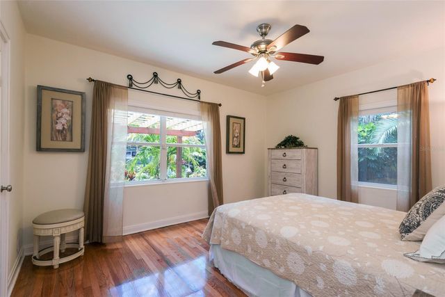 135 17TH AVENUE N, St Petersburg, FL 33704