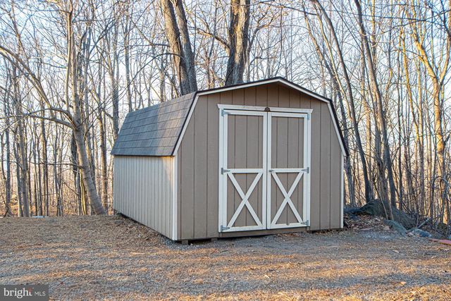 47 FREEZE RD, Linden, VA 22642