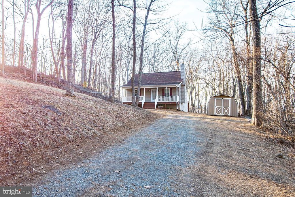 47 FREEZE RD, Linden, VA 22642