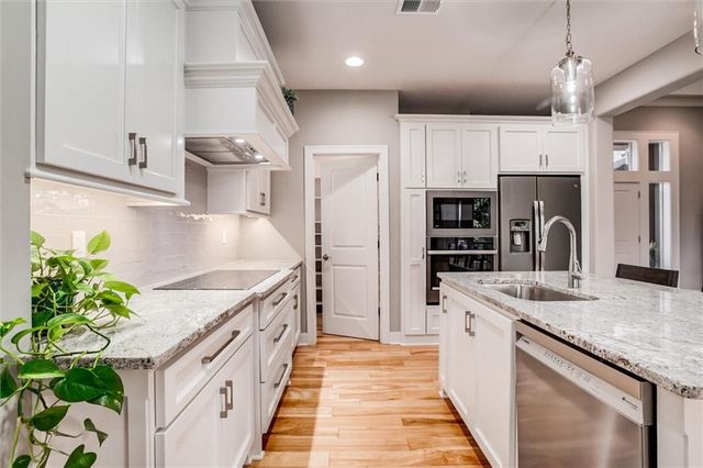 22235 W 98th Terrace, Lenexa, KS 66220