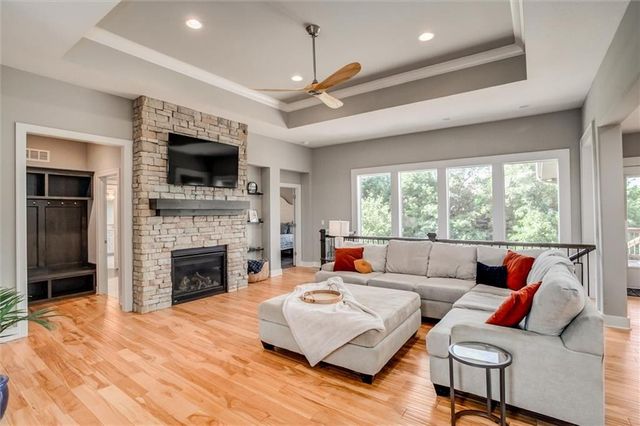 22235 W 98th Terrace, Lenexa, KS 66220