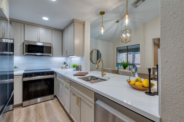 2829 Timmons Lane 120, Houston, TX 77027
