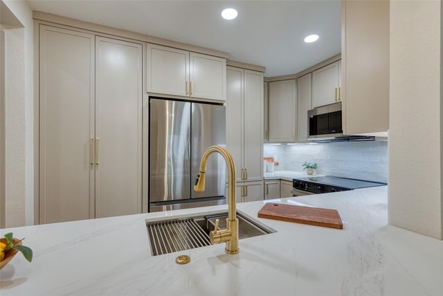 2829 Timmons Lane 120, Houston, TX 77027