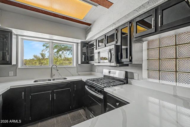 40404 N NEW RIVER Road, Phoenix, AZ 85086