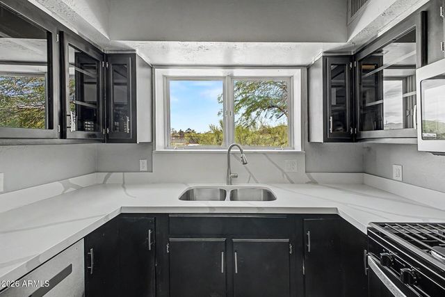 40404 N NEW RIVER Road, Phoenix, AZ 85086