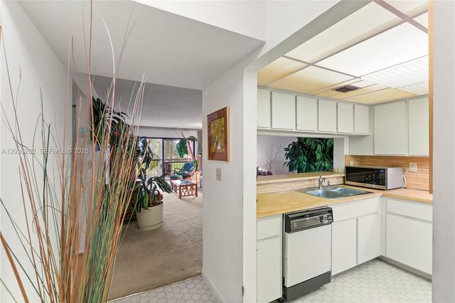 10155 NW 9th St Cir 4-202, Miami, FL 33172