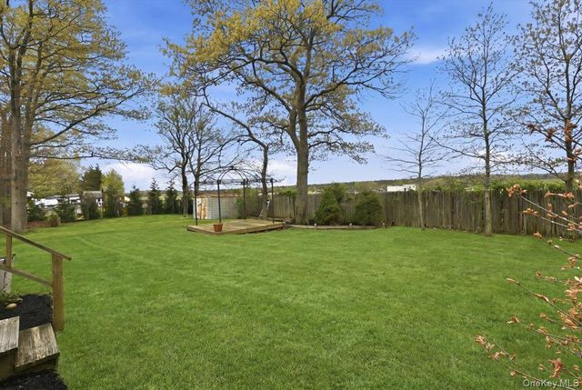 258 Oakland Avenue, Miller Place, NY 11764