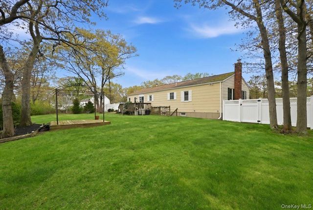 258 Oakland Avenue, Miller Place, NY 11764