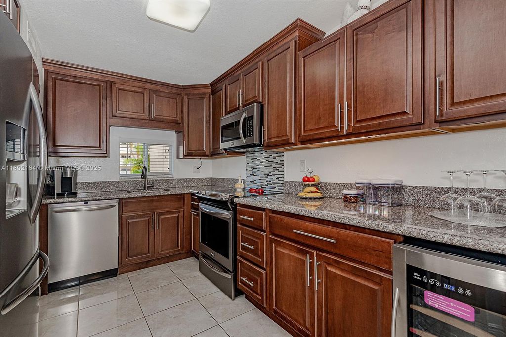 9410 N Hollybrook Lake Dr 11-109, Pembroke Pines, FL 33025