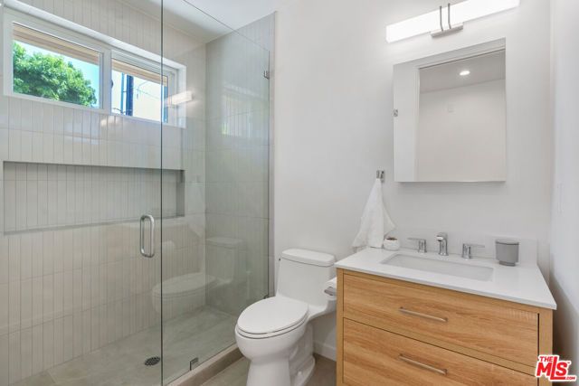 1352 Pacific Street B, Santa Monica, CA 90405
