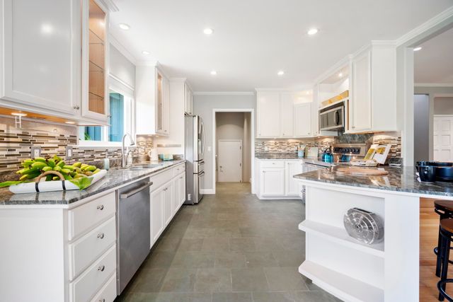 1865 Kalia Way, Haiku, HI 96708